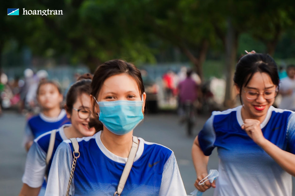 Nhân viên nữ hào hứng không kém. Toàn thể chị em đều cố gắng hoàn thành tốt chặng đua trong thời gian ngắn nhất.